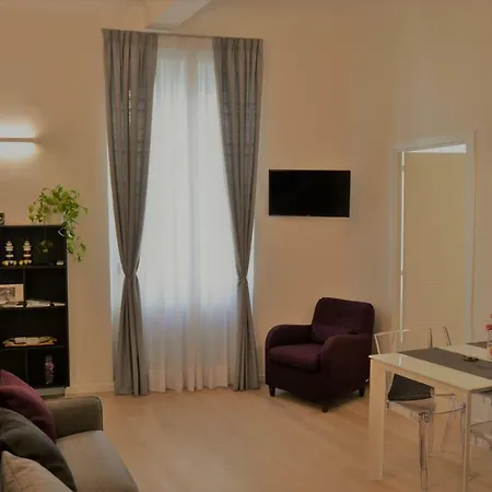 Opera 19 Luxury Apartmán *